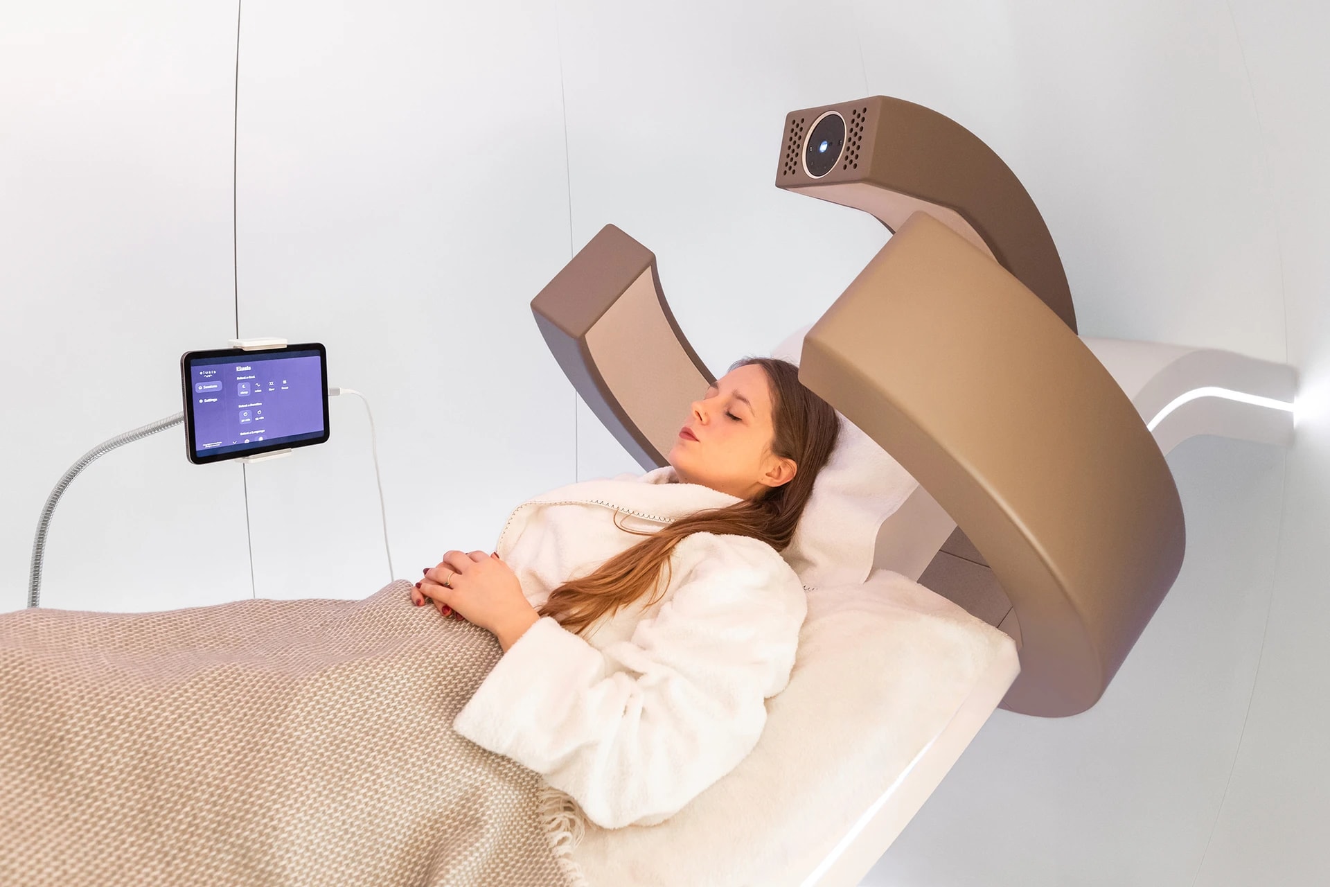 User reclining on Elusis